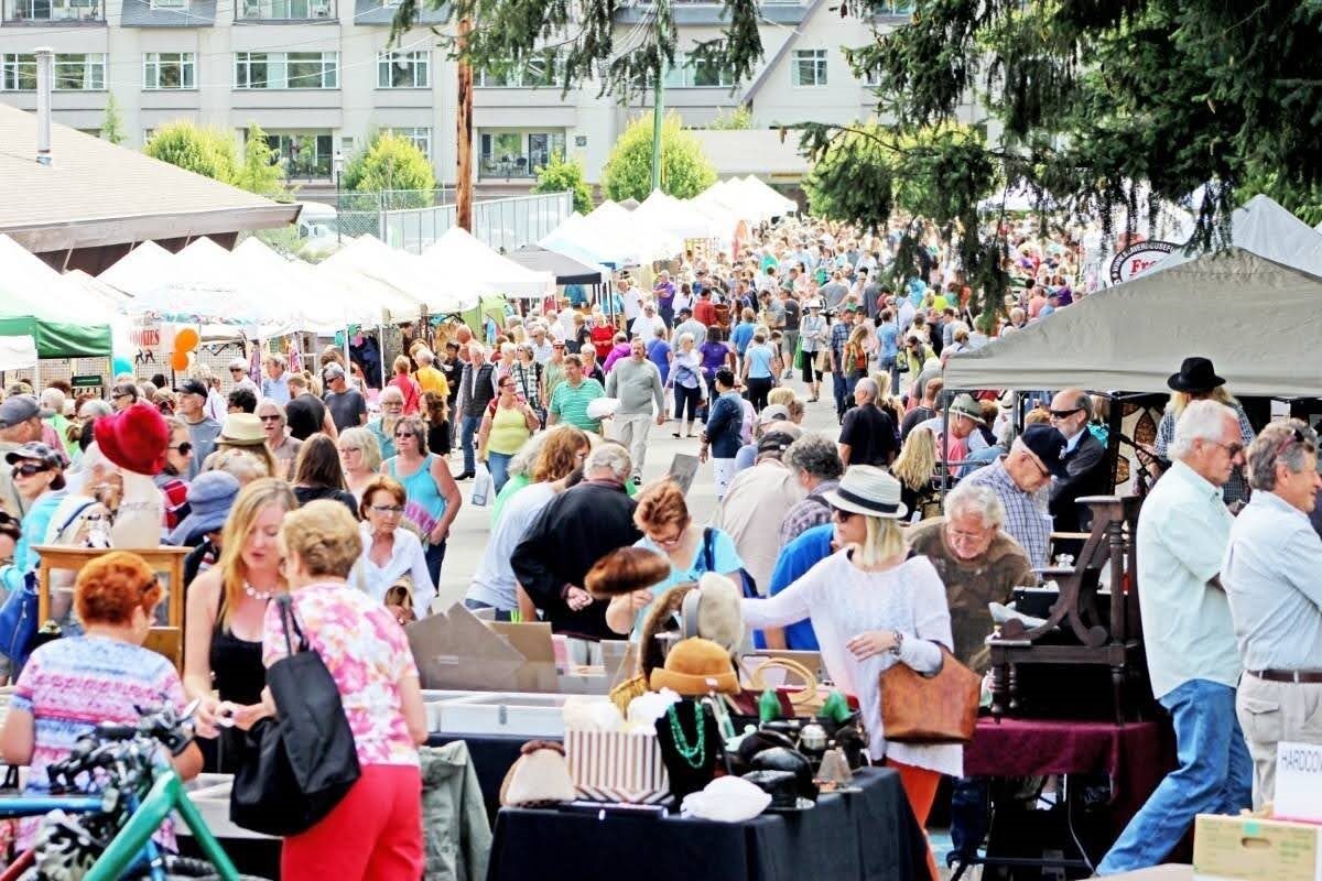 large crowd at the Qualicum Beach local Farmers' market